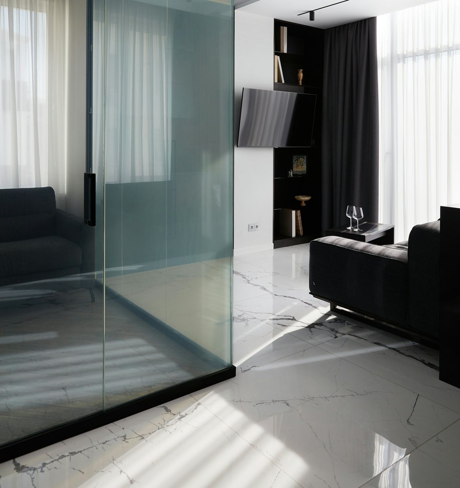 Modern interior with large-format marble-look tile floor